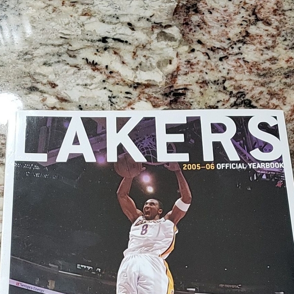 Los Angeles Lakers Calendar 2005-06 Official Yearbook Magazine Brand New Sealed - Picture 3 of 3